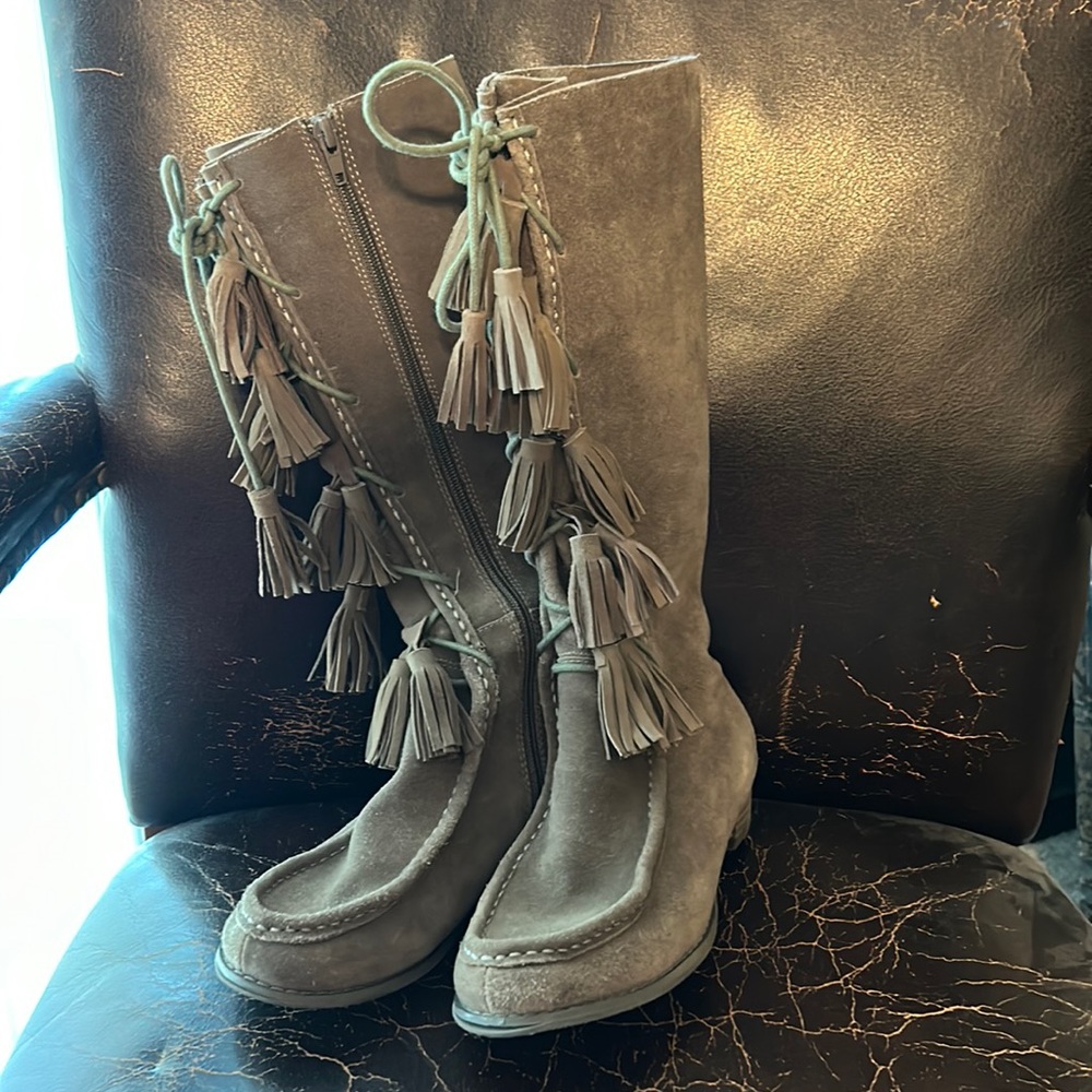 Super cute Cheyenne boots in brindle size 3 youth